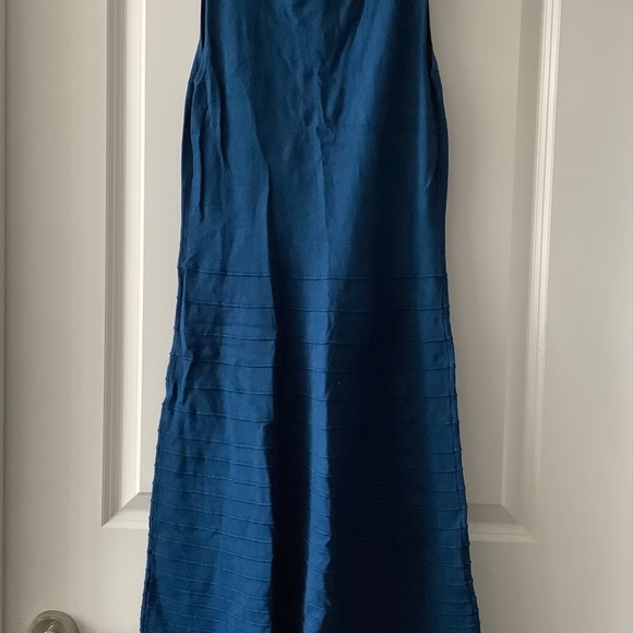 Cleo sleeveless midi dress with a textured pattern. - Picture 2 of 5